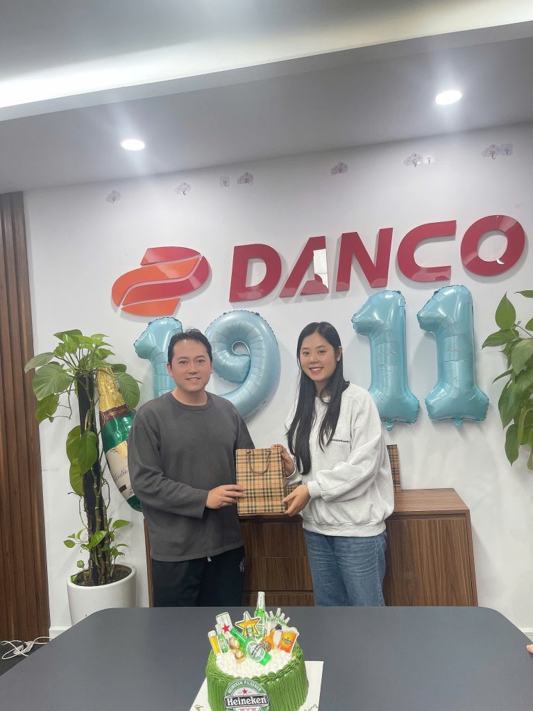 Các CBNV nữ tặng quà các CBNV nam
